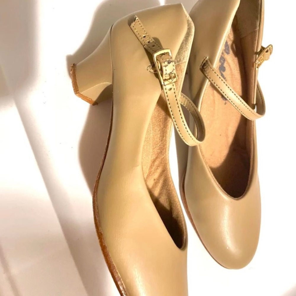 Girls size 6 interview/character shoe